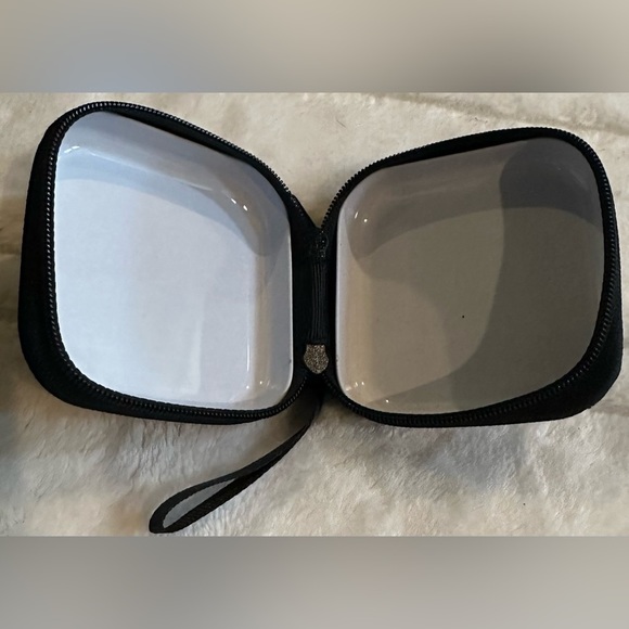 Retro turntable graphic case with hard metal sides and zipper closure. New!! - Picture 2 of 2